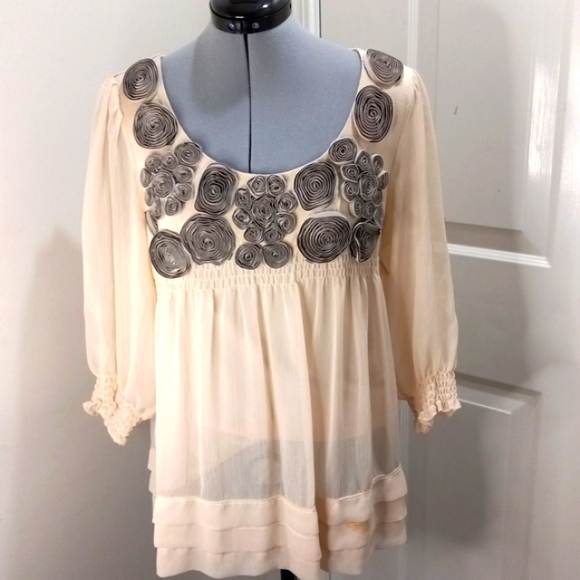 I (e Cream Rosette Top Size Large - Picture 2 of 8